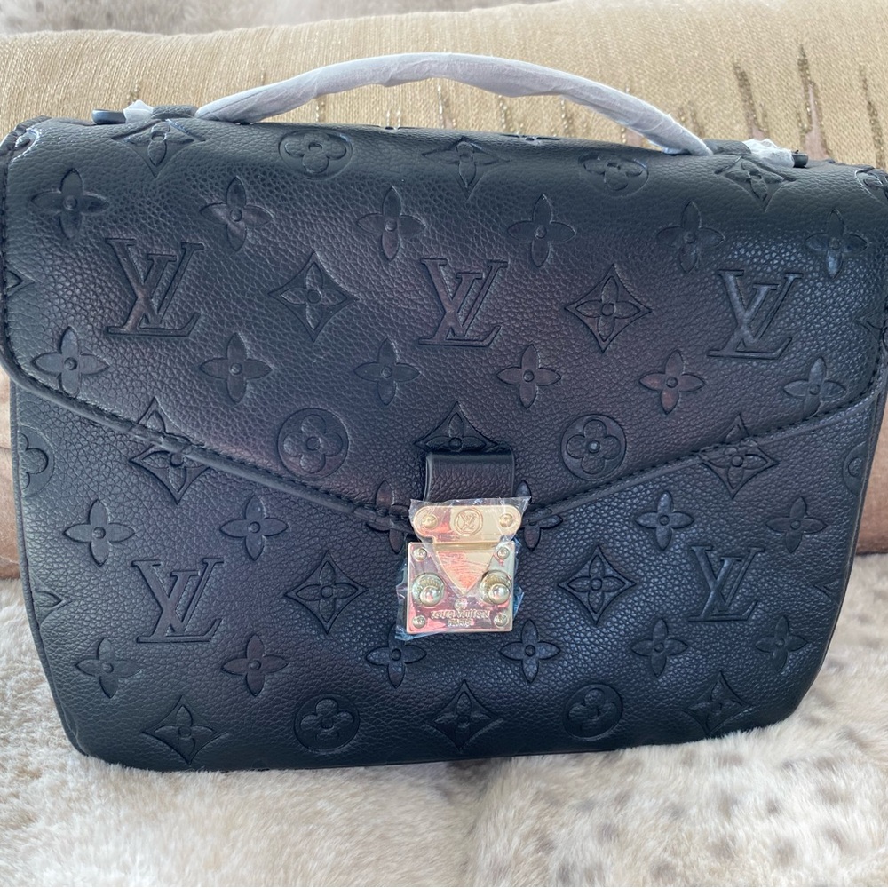 Faux NEW LV Pochette Metis Black Crossbody✨